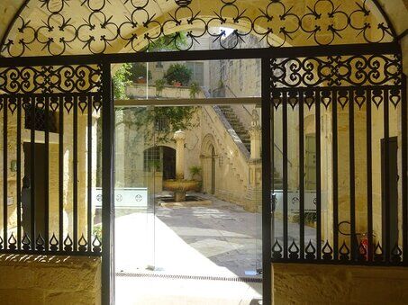 building: courtyard Palazzo Falson 