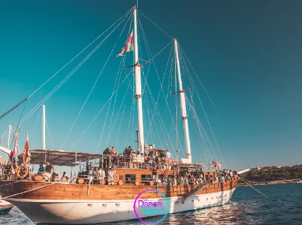Sailing boat party with open bar, food and swimming. Enjoy the boat trip with Party on this amazing boat