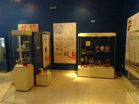 Roman villa - Showcases with found Roman household objects